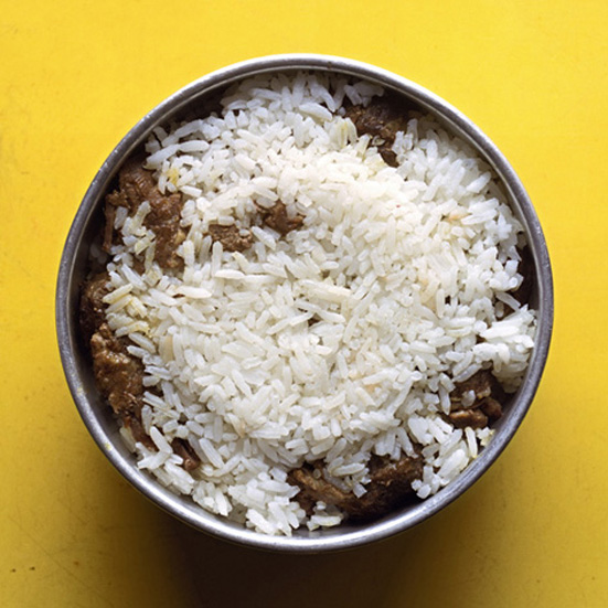 EDU SIMÕES. Arroz com Carne , série: "Gastronomia para um dia de trabalho duro", Fotografia - impressão mineral sobre papel de algodão, 80 x 80 cm, 2004 , R$ 7.200,00